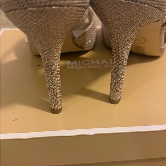 MICHAEL KORS glittered gold/silver sandal . - Picture 4 of 6